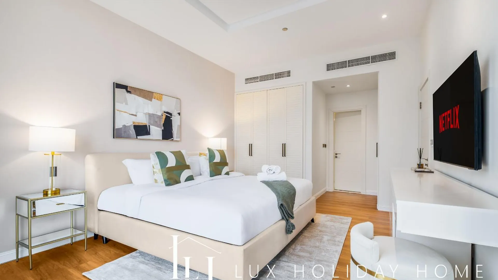Lux The Tiara Burj View Suite 2 Dubai