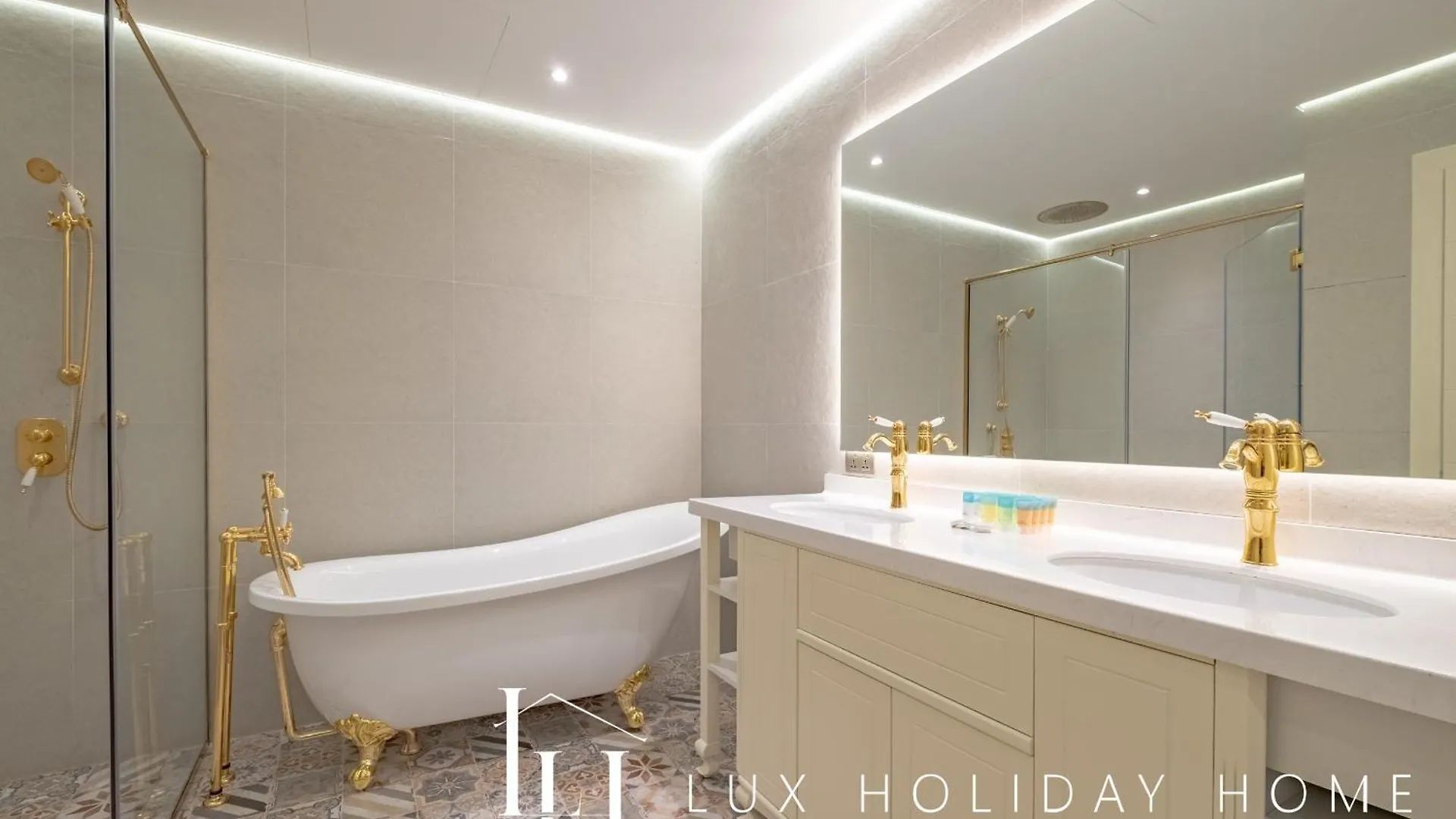 Lux The Tiara Burj View Suite 2 Dubai